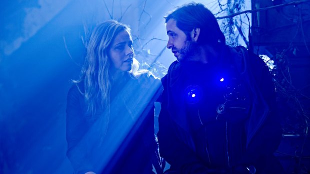 Amanda Schull as Cassie and Aaron Stanford as Cole in <i>12 Monkeys</i>, season three.