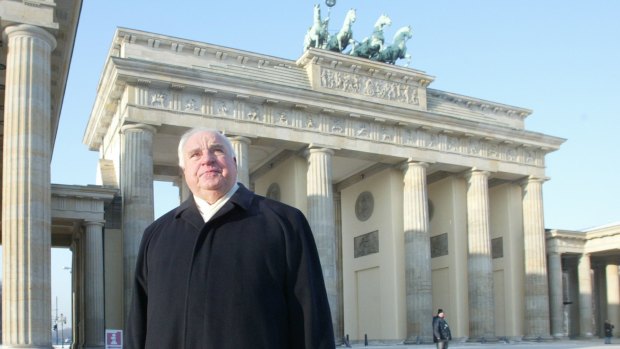 Helmut Kohl passing through Brandenburg Gate.