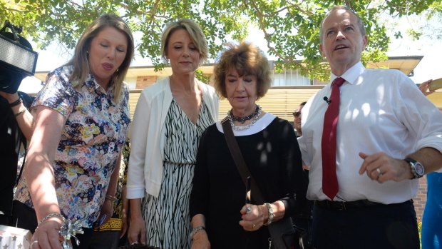 Kristina Keneally and Bill Shorten help at a cake stall outside Ryde Hospital on Wednesday.