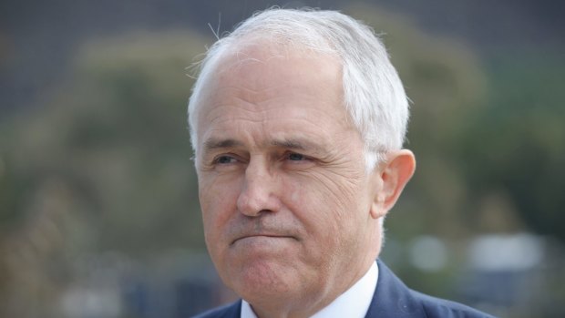 The image of Prime Minister Malcolm Turnbull giving money to a begger in Melbourne on Wednesday has been widely shared.