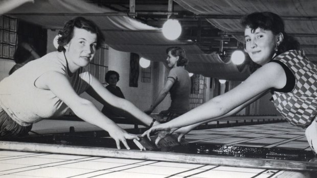 Women printing Pohjanmaa fabric, designed by Maija Isola, around 1953. 