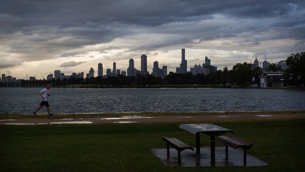 After a wet night, Friday will be a wet and cloudy day in Melbourne, with isolated showers and a top of 21 degrees. 
