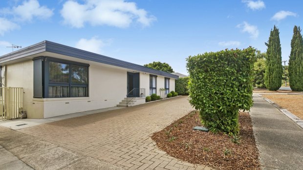  Property of the week. 38 Dixon Drive, Holder.