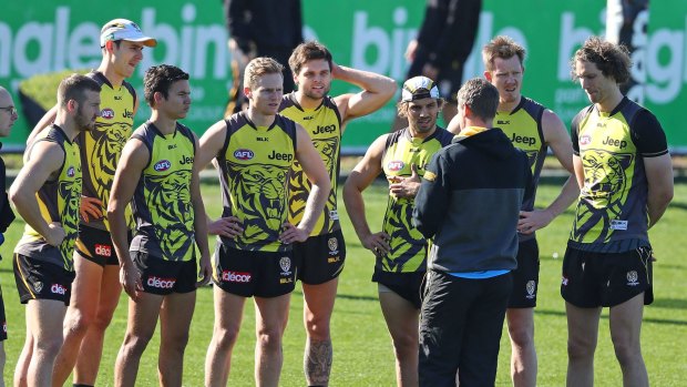 Damien Hardwick addresses the Tigers at training on Thursday.