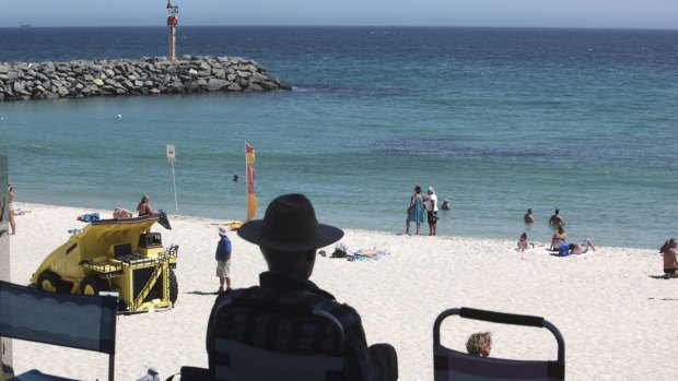 Cottesloe Beach remains closed after a three metre shark spotted