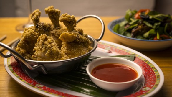 Crispy deep-fried chicken drumettes with chilli sauce.