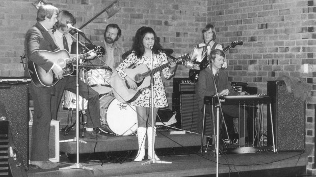 Auriel Andrew performing in 1971.