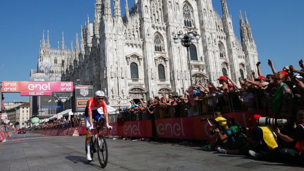 Tom Dumoulin arrives at Milan's cathedral at the end of the Giro's time trial finale.