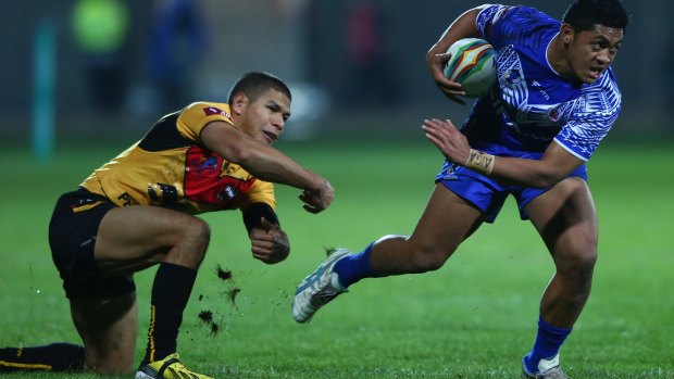 Forced to choose: Anthony Milford (Samoa) evades David Mead (PNG) during the rugby league World Cup in 2013.