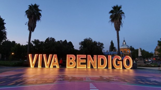 Head to Rosalind Park in the heart of the city at dusk to get a selfie with the Viva Bendigo installation. 