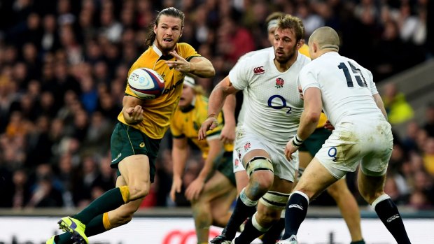 Rob Horne draws in two defenders to release Bernard Foley to score the Wallabies' opening try.