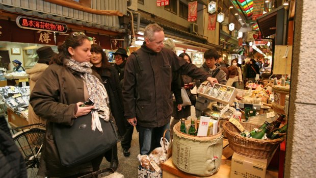 Kyoto's Nishiki-dori food alley offers a wide variety of cuisine.