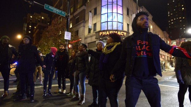Protesters block a street early on Wednesday in Chicago. aty)