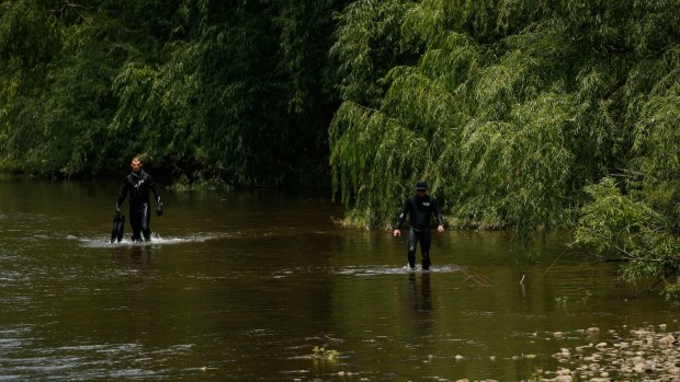 Victoria Police divers search the the Ovens River for Karen Chetcuti.