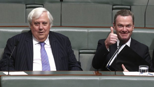 Education Minister Christopher Pyne has failed to win the support of Palmer United Party leader Clive Palmer for deregulation of university fees. 