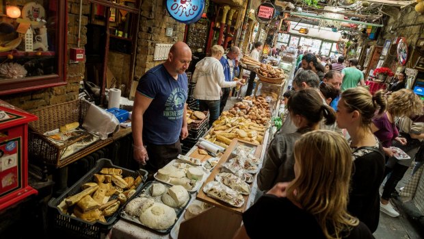 Cheese and bread in the handicrafts market Szimpla.