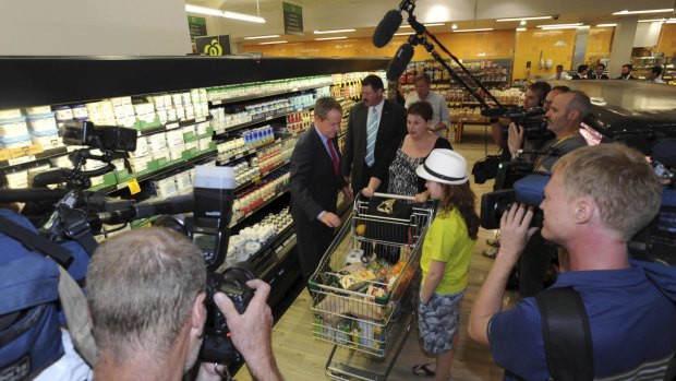 Shorten chats with the Grant family of Royalla, NSW during his Woolworths visit.