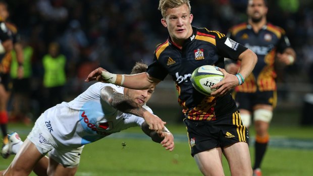 Damian McKenzie gets away from Francois Hougaard.