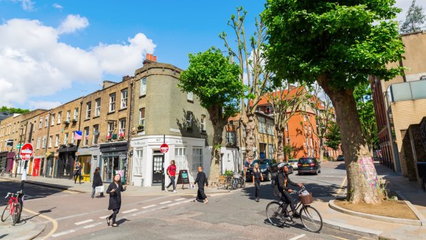 Artist communities thrive in London's East End and the arrival of hip hotels and architectural renovations are creating a contemporary buzz. 