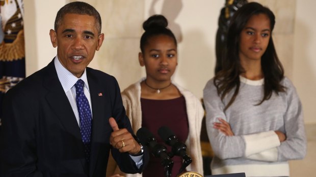Totally stupid family events: US President Barack Obama 'pardons the turkeys' as his daughters Sasha and Malia look on. 