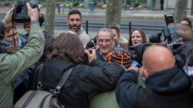Vincent Asaro is mobbed by press and supporters after his acquittal. 