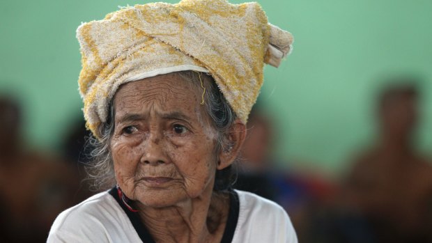 An elderly woman waits at a temporary shelter in Klungkung following the eruption of Mount Agung.