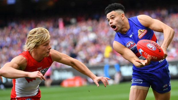 The Sydney Swans' Isaac Heeney attempts to thwart the handball-happy Bulldogs – and Jason Johannisen – in the 2016 grand final. 