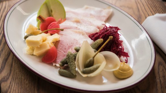 Brit picnic plate: the ploughman's lunch.