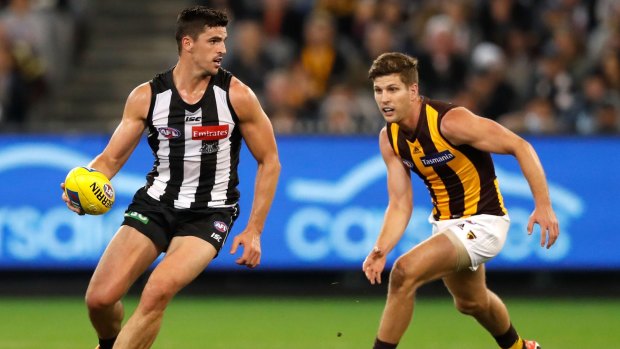 Magpie Scott Pendlebury evades Luke Breust, one of the Hawks out-of-sorts senior hands.