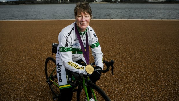 Canberra paracyclist Sue Powell has won Australia's first medal of the Rio Paralympic Games with a silver in individual pursuit cycling.