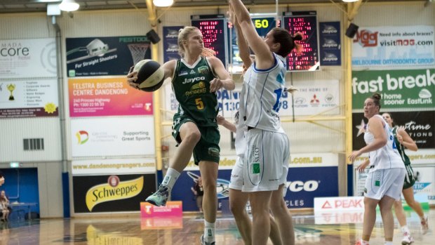 Dandenong guard Aimie Clydesdale looks to pass around Bendigo's Belinda Snell in the Rangers' win on Saturday night.