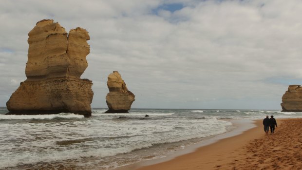 The Twelve Apostles Lodge Walk takes small groups from Castle Cove to the limestone stacks. 