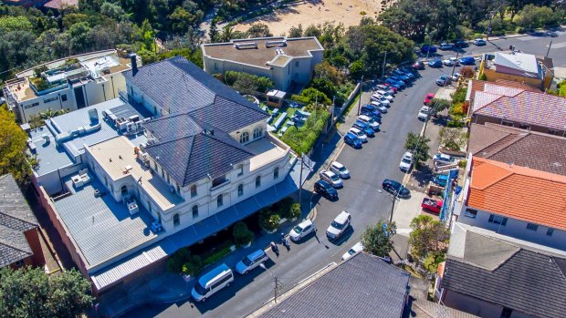 Clovelly Hotel, one of the best pubs located in Eastern Suburbs.