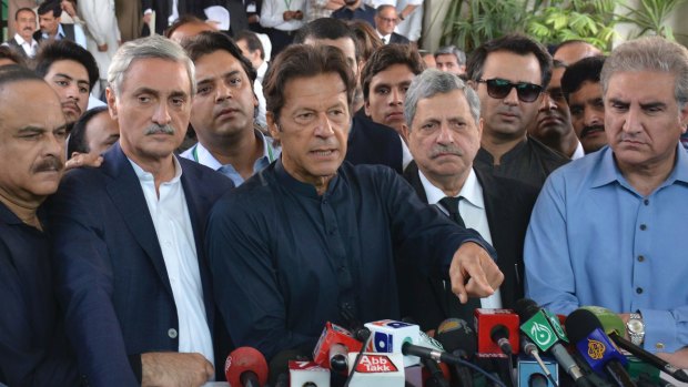 Pakistan opposition leader Imran Khan (centre).