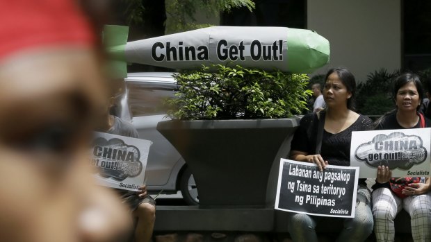 Protesters at the Chinese consulate in Manila.