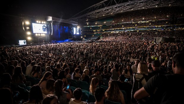 Huge crowd of fans showed up for Bieber's Sydney  concert.