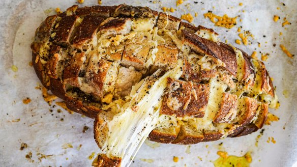 Step aside garlic bread, hello cacio e pepe pull-apart.