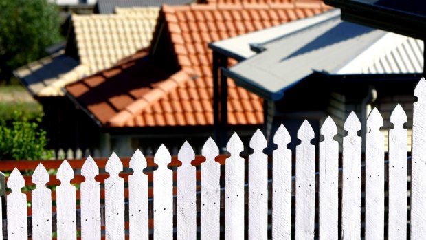 The government's latest housing figures show that the median weekly rental price is $400 in Melbourne and $290 in regional Victoria.