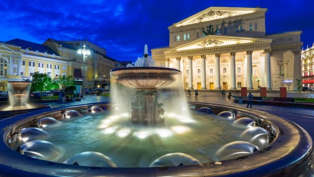 Night view of Bolshoi Theatre and Fountain in Moscow.