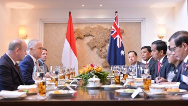 Prime Minister Malcolm Turnbull and Indonesian President Joko Widodo meet on the sidelines of the Association of Southeast Asian Nations summit in Laos on Thursday.