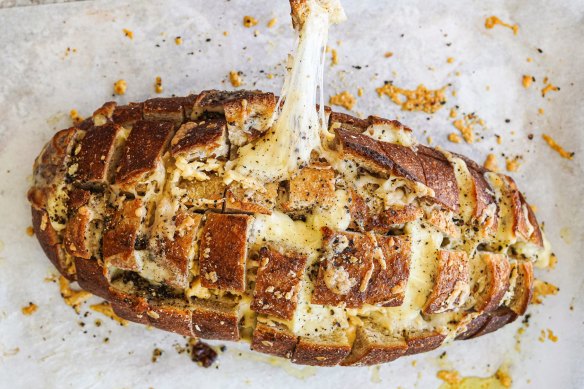 Step aside garlic bread, hello cacio e pepe pull-apart.