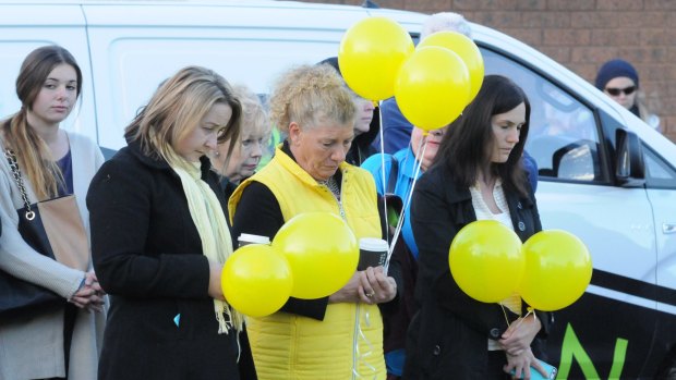 About 1000 locals gathered in Canowindra for the dawn tribute to Stephanie Scott. 