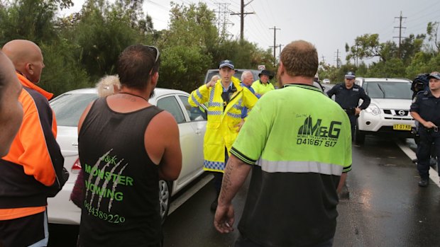 Police turn back Kurnell residents. 