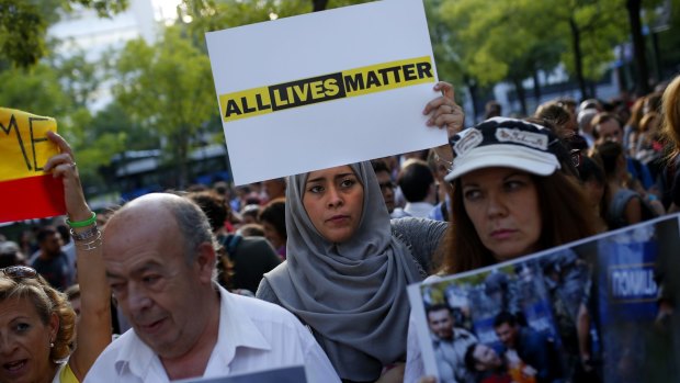 People gather outside the European Commission headquarters in support of people seeking to enter Europe.