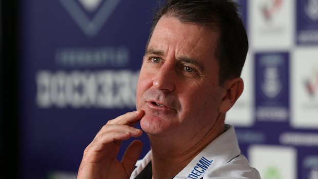 Fremantle Dockers coach Ross Lyon has signed with the club until 2020.