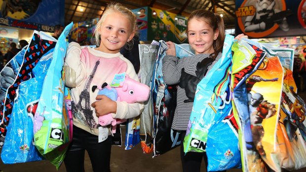  Demi Simmonds and Holly Crews enjoy their showbags.