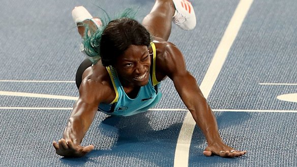 Shaunae Miller of the Bahamas dives over the finish line to win the gold medal in the women's 400m final.