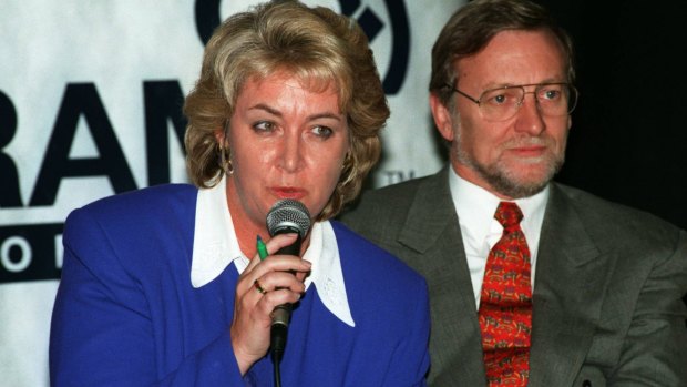 In 2002, Laurie Oakes controversially reported a relationship between Cheryl Kernot and Gareth Evans after she omitted the relationship from her autobiography.