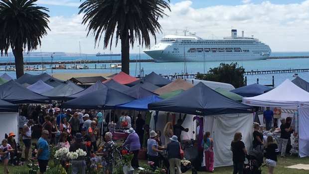 Crowds at the Portland seafront for the arrival of the Pacific Jewel. The MV Portland is in the background.