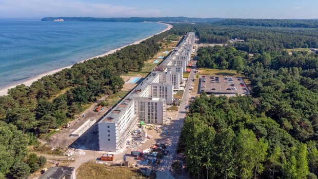 Prora, built on the island of Rugen between 1936 and 1939, consists of several identical connected six-storey buildings. Added up, they measure 4500 metres. 